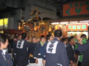上野駅前で神輿に遭遇